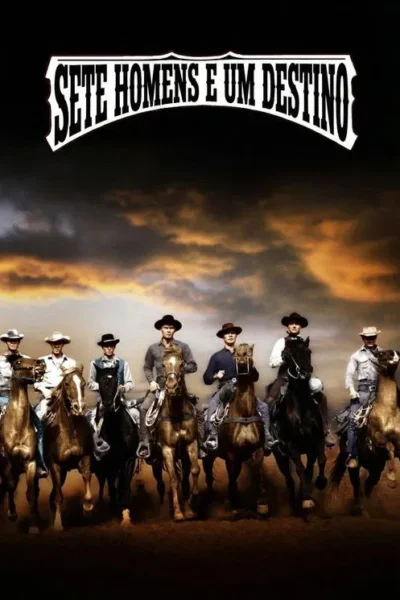 Sete homens a cavalo, vestidos como cowboys, avançam por um deserto empoeirado sob um céu tempestuoso ao pôr do sol.