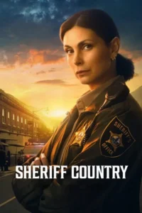Mulher séria em uniforme de xerife,braços cruzados,olhando fixamente. Ao fundo,cidade pequena ao pôr do sol com carro de polícia.