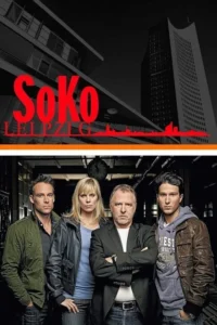 Quatro personagens sérios,três homens e uma mulher,em primeiro plano. Acima,edifícios urbanos sombrios. Sugere um drama policial.