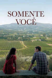 Casal sentado de costas,contemplando um vasto vale com vinhedos e colinas sob céu azul claro. Clima romântico e sereno.