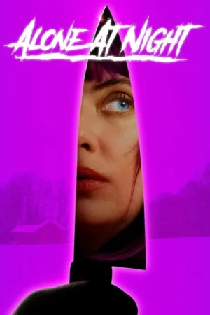 Olho azul de mulher espreita por corte triangular de faca. Fundo magenta mostra paisagem nevada e casa, criando clima tenso e misterioso.