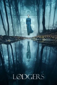 Mulher de azul levita num bosque brumoso,casarão fantasmagórico ao fundo. Sua imagem invertida na água sugere um mistério sombrio.