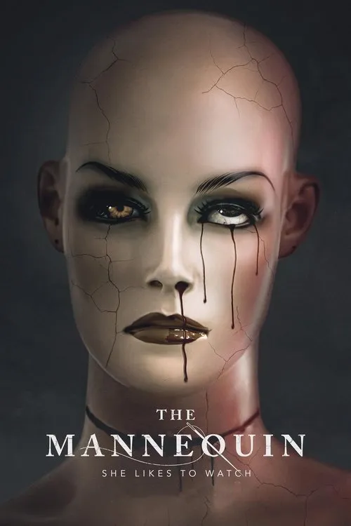 Busto de manequim rachado. Sangue escorre dos olhos, nariz e boca. Maquiagem escura e fundo sombrio criam clima de terror.