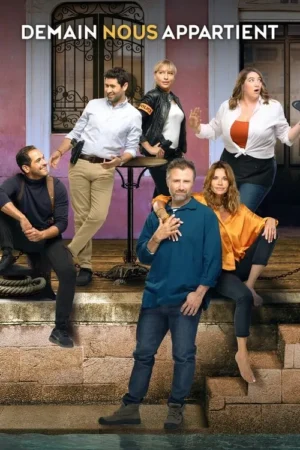 Seis personagens, três homens e três mulheres, posam num cais de pedra com um canal. Dois usam coldres policiais. O clima é de drama e interação.