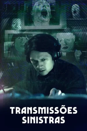 Um homem de fones com expressão tensa olha para baixo, enquanto rostos pálidos e gritantes aparecem no fundo escuro e com estática.