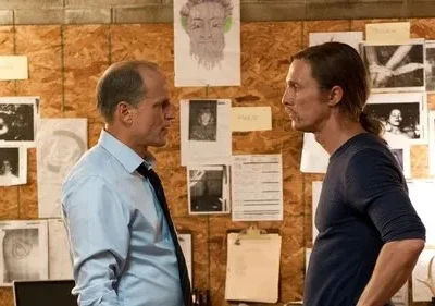 Dois homens se encaram com intensidade. Ao fundo, um quadro de investigação com fotos e documentos. Clima tenso e misterioso.