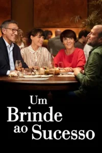Quatro pessoas sorrindo em mesa de restaurante com vinho,conversando. Clima alegre e social.