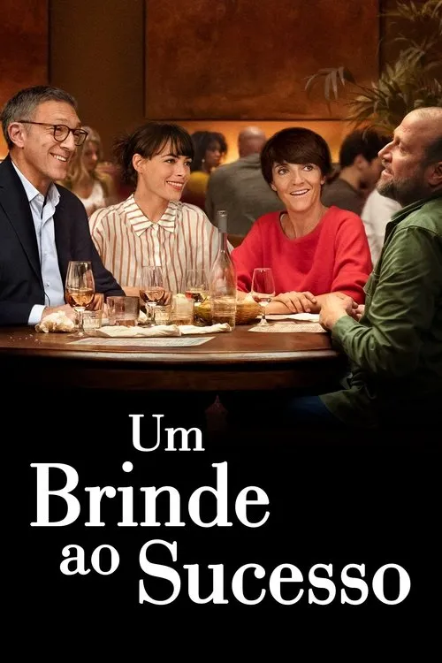 Um Brinde ao Sucesso 1 Quatro pessoas sorrindo em mesa de restaurante com vinho,conversando. Clima alegre e social.