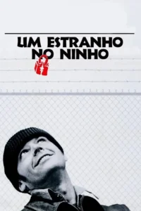 Um homem de gorro sorri,olhando para cima. Fundo com cercas e algemas vermelhas quebradas. Clima de esperança e rebeldia.
