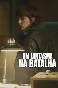 Uma mulher de jaqueta de couro olha por cima do ombro com seriedade. Luz fraca ilumina uma mesa com um gravador de fitas. Clima tenso.