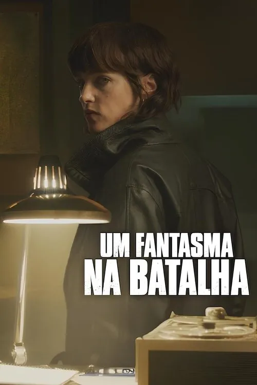 Um Fantasma na Batalha 1 Uma mulher de jaqueta de couro olha por cima do ombro com seriedade. Luz fraca ilumina uma mesa com um gravador de fitas. Clima tenso.