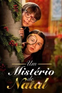 Dois jovens detetives espiam atrás de um pilar decorado para o Natal. Um menino de óculos e uma menina com lupa,clima festivo e misterioso.