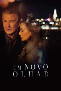 Casal pensativo,homem e mulher,com luzes noturnas da cidade em bokeh ao fundo. Clima melancólico e íntimo.
