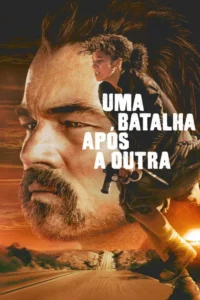 Grande rosto de homem barbudo. Mulher corre com arma e faca sobre estrada deserta ao pôr do sol. Clima intenso de ação.
