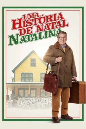 Um homem sorridente de óculos e casaco quente carrega pasta e mala. Ao fundo, casa amarela na neve. Clima invernal e festivo.