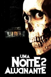 Pôster de terror. Uma caveira grande com olhos esbugalhados olha fixamente. Ao fundo escuro,uma cabana isolada e iluminada por dentro,com clima macabro.