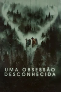 Pôster: Duas pessoas com mochilas em uma floresta escura e nebulosa. Névoa no topo forma galhadas de veado, criando um clima sombrio e misterioso.