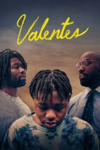Três personagens negros. Um jovem com tranças no centro,olhos para baixo,ladeado por dois homens adultos sob um céu dramático.