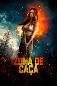 Mulher séria com rifle, blusa suja de sangue, em floresta em chamas e céu escuro. Cenário de ação e perigo.