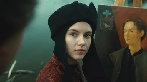 1670 – T01E07:A Caçada 1 Jovem em chapéu preto e roupa estampada olha atentamente. Atrás dela,um cavalete com um retrato feminino. Clima histórico.