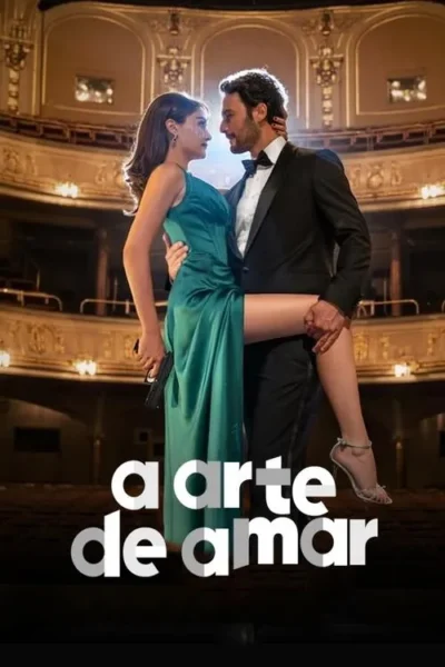 Casal de gala se abraça intensamente em teatro. Ela, de vestido verde com arma e perna elevada. Ele, de smoking.