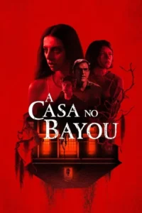 Pôster de terror vermelho com quatro personagens sérios. Uma casa escura e fantasmagórica com galhos secos e musgo. Clima assustador.
