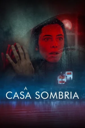 Mulher assustada com rosto vermelho através de vidro molhado, mãos pressionadas. Casa na escuridão, com reflexos na água. Clima de terror.