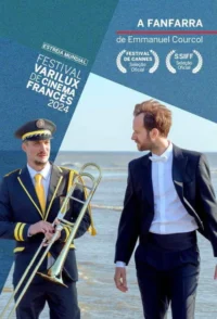 Dois homens se olham na praia. Um está de uniforme de banda com trombone;o outro de terno. Céu azul e mar.