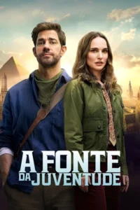 Homem e mulher de roupas de aventura,com expressões sérias. Ao fundo,pirâmides e ruínas antigas sob um céu dramático.