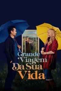 Casal sorridente sob guarda-chuvas azul e amarelo. Portais no centro mostram um casal abraçado em campo. Clima romântico.