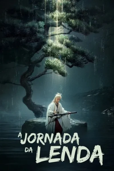 Pessoa de cabelos longos e brancos, em trajes tradicionais brancos, toca instrumento em rocha num lago, sob pinheiro iluminado. Clima místico.