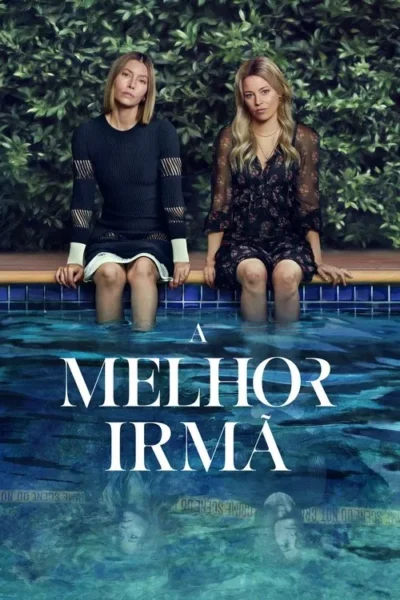 Duas mulheres sentadas à beira da piscina com os pés na água. Fundo de folhagem verde. A água reflete uma face e fita CRIME SCENE. Clima de mistério.