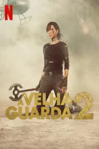 Mulher com rosto sujo,roupa escura,empunha um machado num deserto empoeirado,com helicóptero ao fundo. Clima de ação e combate.