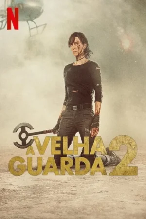 Mulher com rosto sujo, roupa escura, empunha um machado num deserto empoeirado, com helicóptero ao fundo. Clima de ação e combate.