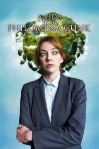 Mulher ruiva de terno olha para cima com expressão curiosa. Um pequeno planeta verde flutua acima dela,no céu azul.