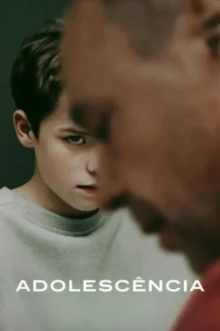 Menino com olhar intenso à esquerda, rosto parcialmente coberto por figura adulta embaçada à direita. Fundo escuro, clima sério.