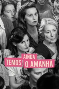 Pôster P&B. Multidão de mulheres de idades diversas com olhares sérios e atentos,algumas fixas para cima. Clima de união.