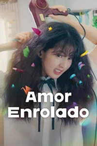 Amor Enrolado 1 Mulher com cabelo escuro e volumoso, cheio de objetos coloridos (origamis, estrelas). Secador é usado; ela faz uma careta de frustração.