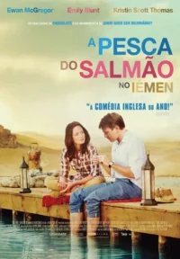 Mulher de xadrez e homem de camisa clara sentados num cais,pés na água,com deserto ao fundo. Clima sereno e romântico.