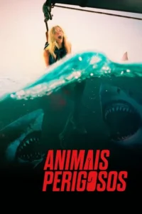 Mulher loira gritando na água enquanto dois tubarões com bocas abertas atacam por baixo. Cena de terror no oceano.