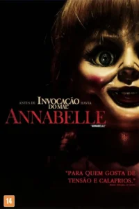 Close-up de uma boneca antiga e assustadora,com olhos arregalados,bochechas vermelhas e sorriso sinistro. Fundo preto,clima de terror.
