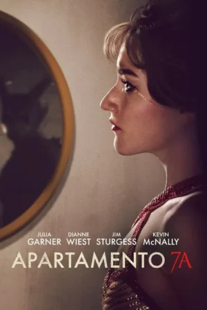 Uma jovem de batom vermelho e roupa brilhante olha para um espelho que reflete uma figura sombria. Clima de suspense.