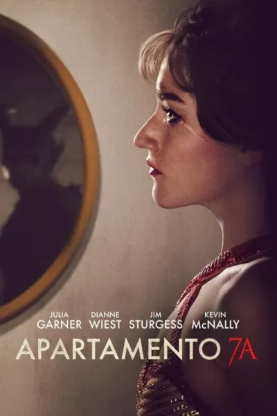 Uma jovem de batom vermelho e roupa brilhante olha para um espelho que reflete uma figura sombria. Clima de suspense.