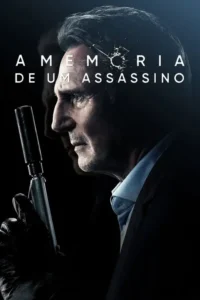 Homem de meia-idade,sério,de perfil,segura pistola com silenciador contra fundo escuro. Vidro quebrado e um reflexo dele na cabeça.