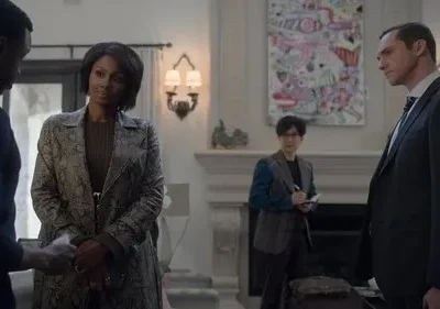 Três pessoas sérias em uma sala luxuosa. Um homem de costas, uma mulher de casaco elegante e um homem de terno olham-se. Uma pessoa com óculos anota.
