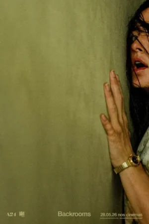 Mulher aterrorizada com boca aberta e cabelo escuro, mão pressionada contra uma parede verde-acinzentada. Clima de terror.