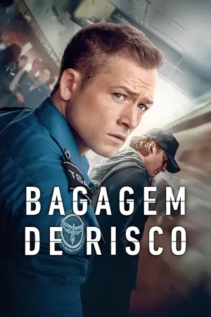 Homem de uniforme azul, olhar intenso à frente. Atrás, outro homem de boné. Cenário de aeroporto agitado, clima tenso.