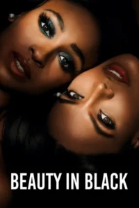 Close-up de duas mulheres negras com rostos próximos em fundo escuro. Uma tem sombra verde-água, a outra batom vermelho. Clima de beleza e glamour.