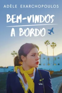 Jovem aeromoça de perfil,uniforme azul e lenço amarelo,sob céu azul. Palmeiras e prédios ao fundo. Clima ensolarado de viagem.