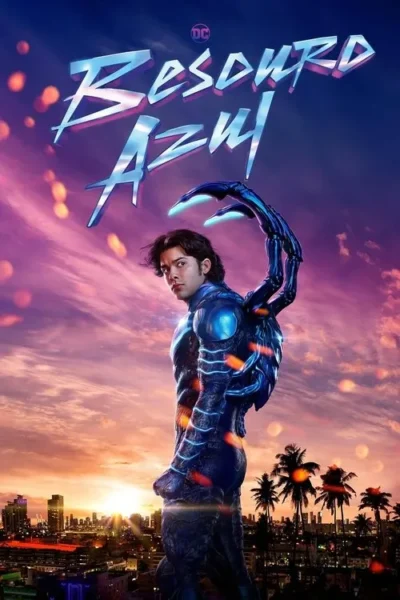 Jovem em traje blindado azul com garra mecânica nas costas, olhando sobre o ombro. Pôr do sol roxo-alaranjado sobre paisagem urbana com palmeiras.